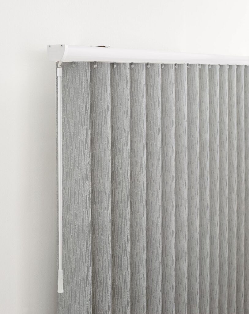 travelling wand on a vertical blind for easy operation